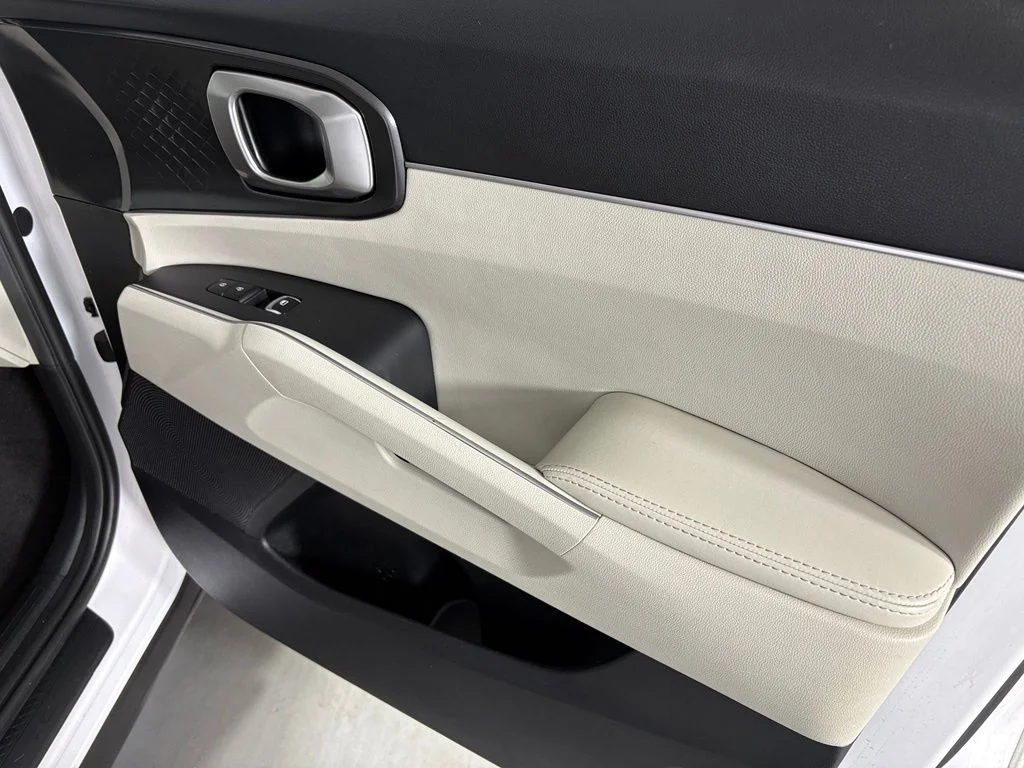 Used 2022 White Kia S image 46