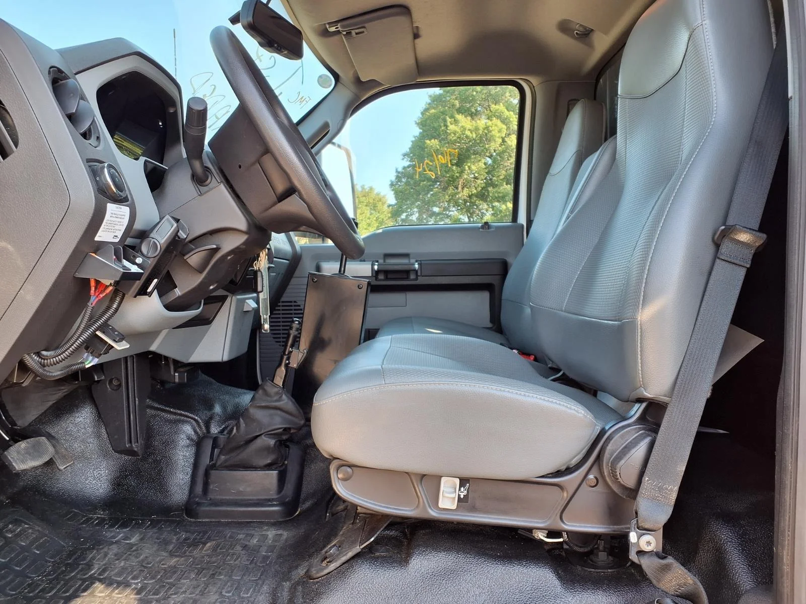 Used 2024 WHITE FORD MEDIUM TRUCK  image 25