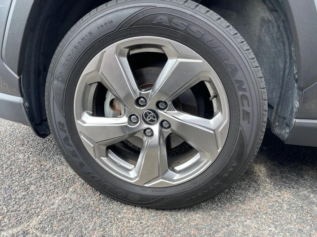 Used 2021 Gray Toyota XLE Premium image 13