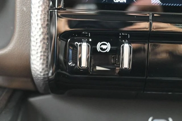 Used 2025 White Ram Limited image 34