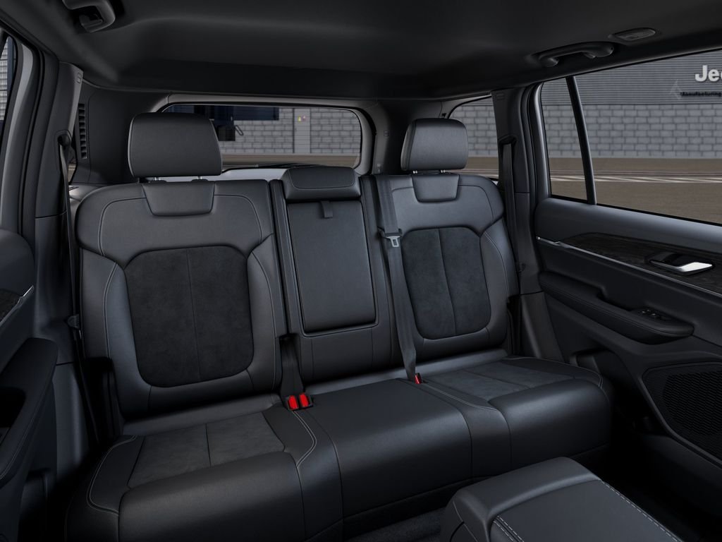 New 2026 Diamond Black Crystal Pearl-Coat Exterior Paint Jeep Laredo Altitude image 15