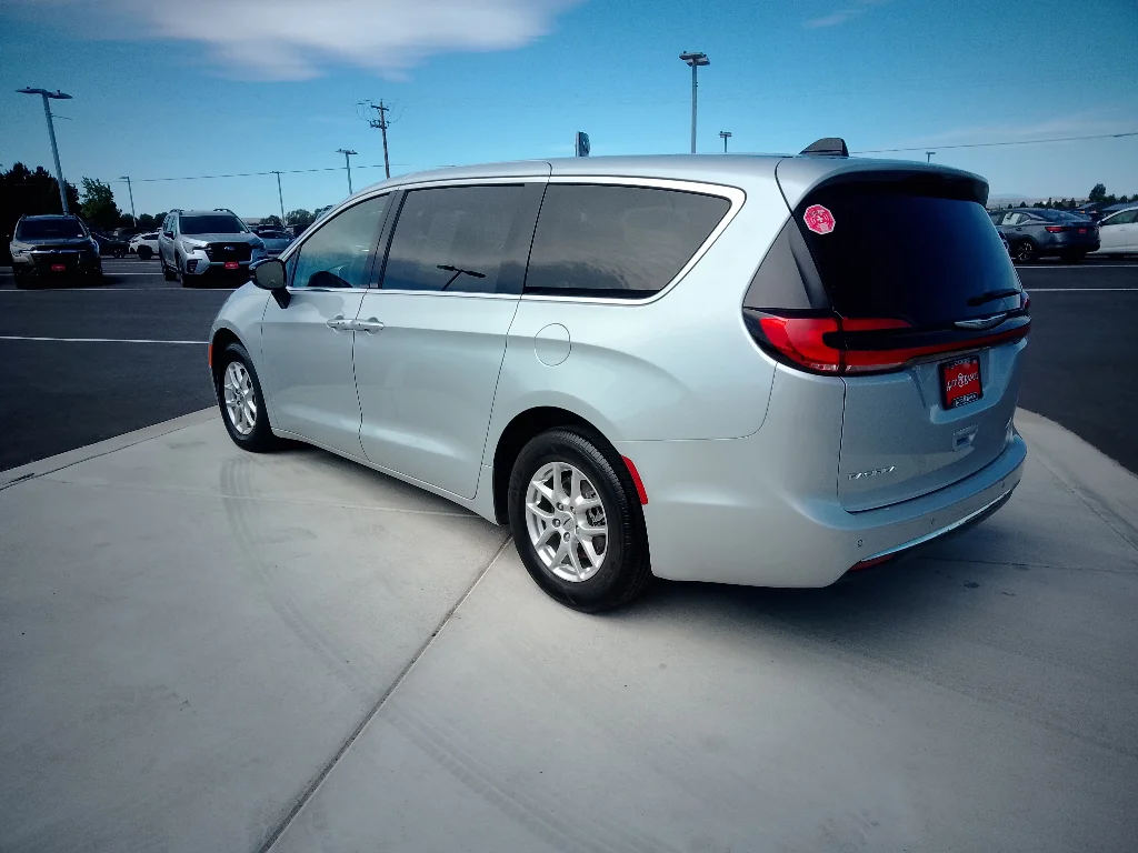 Used 2024 Silver Mist Clearcoat Chrysler Touring L image 5