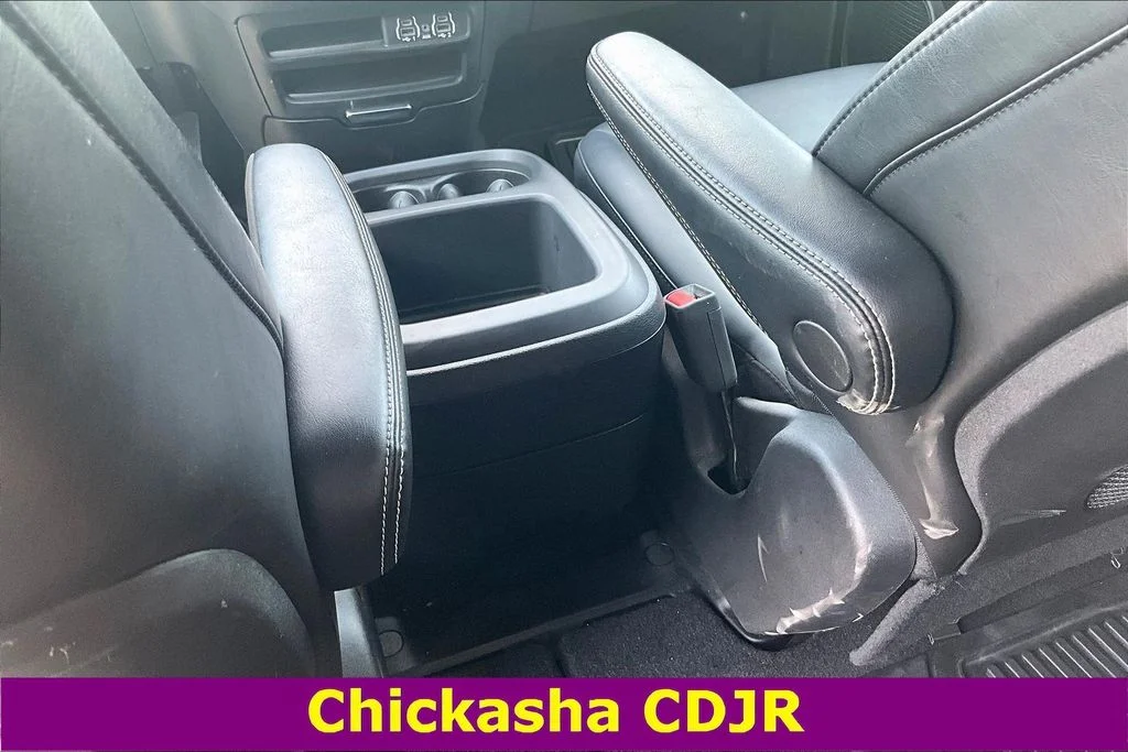 Used 2025 White Chrysler Select image 9