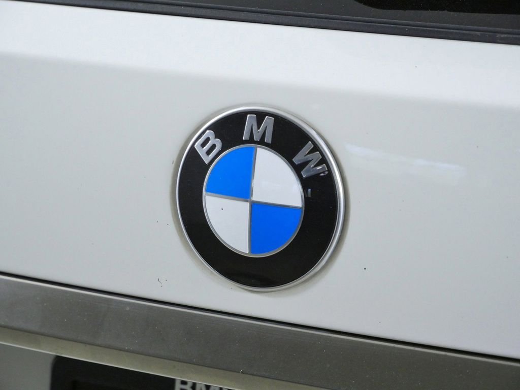 Used 2022 Alpine White BMW M50i image 12