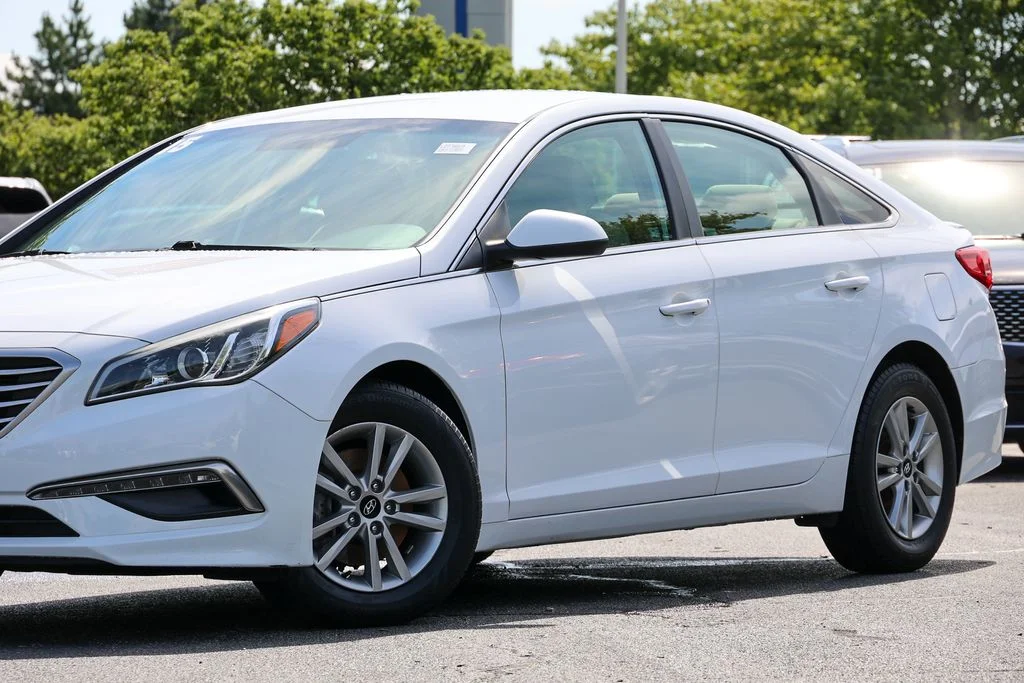 Used 2015 White Hyundai SE image 14