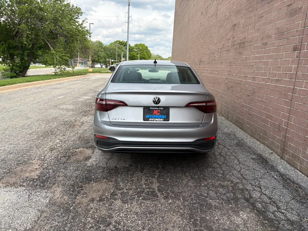 Used 2024 Pyrite Silver Metallic Volkswagen SE image 5
