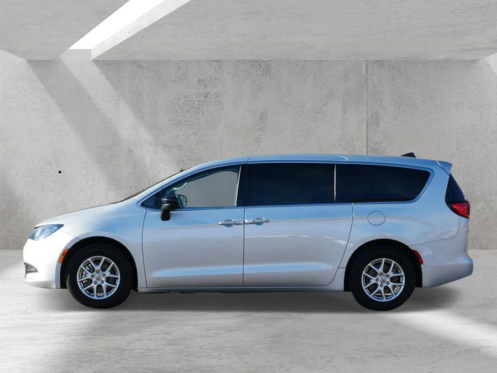 Used 2024 Silver Chrysler LX image 5