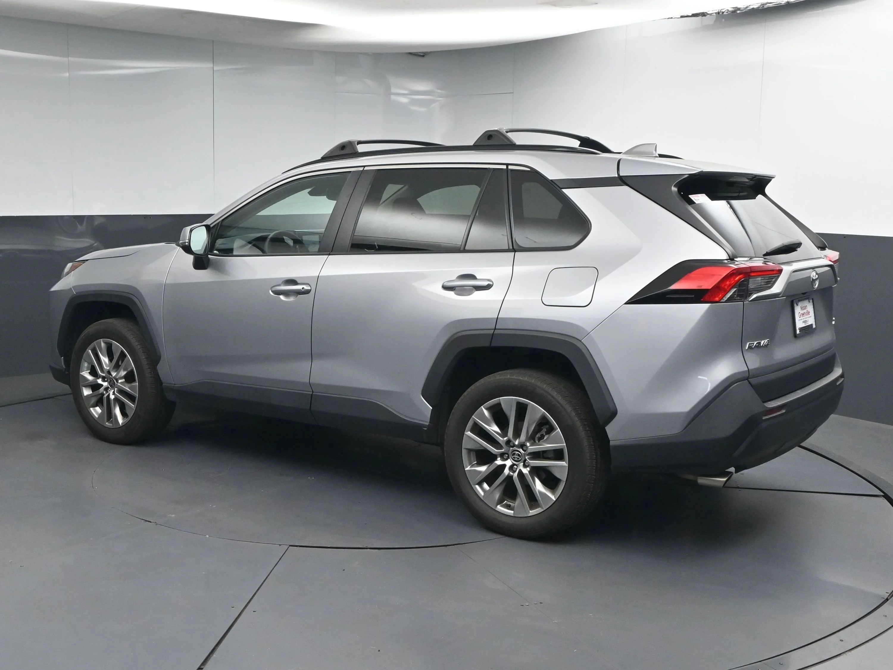 Used 2022 Silver Sky Metallic Toyota XLE Premium image 5