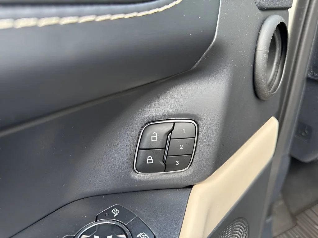 Used 2024  Ford Platinum image 13
