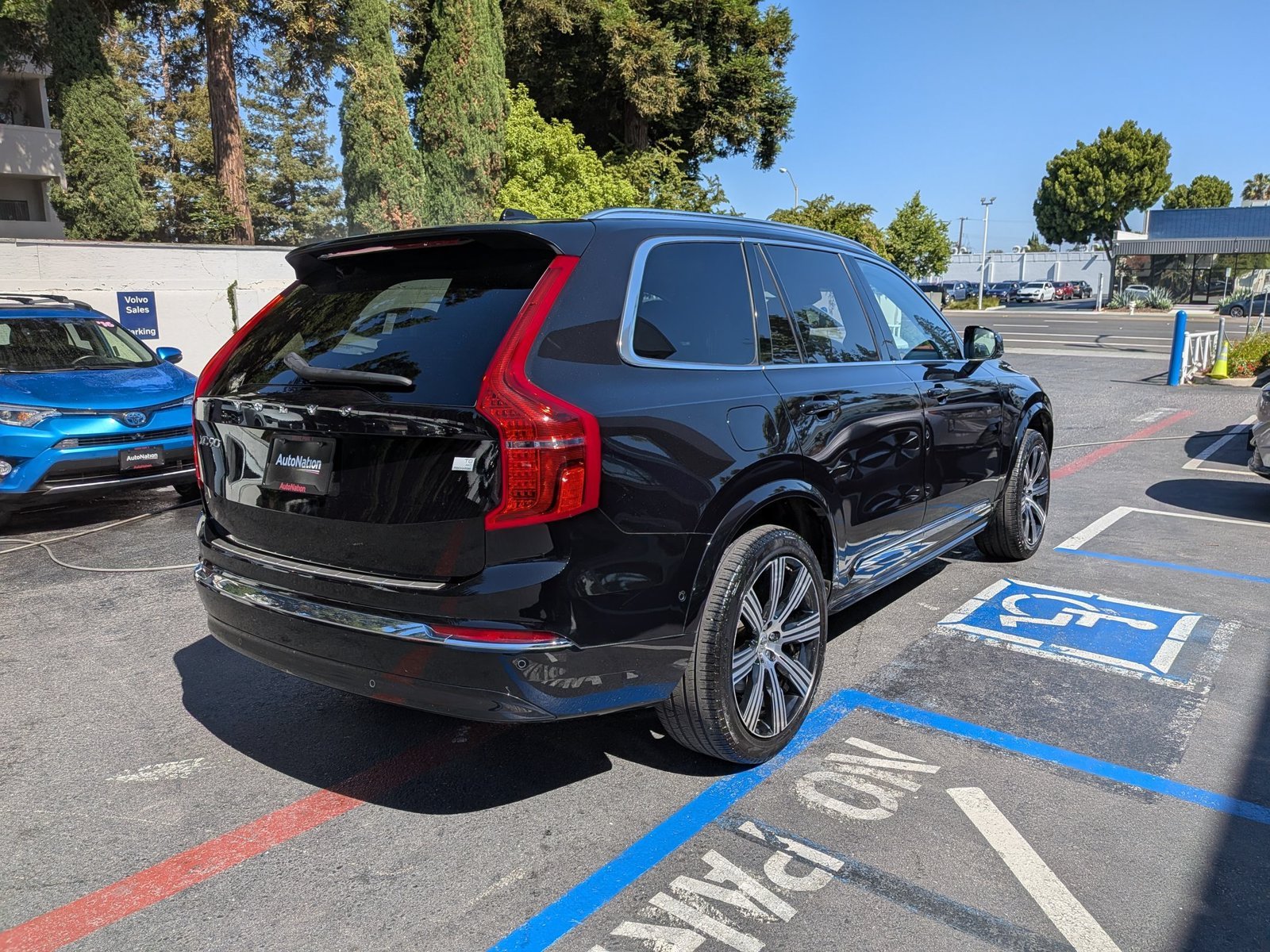 Used 2024 Onyx Black Metallic Volvo Ultimate Bright Theme image 5
