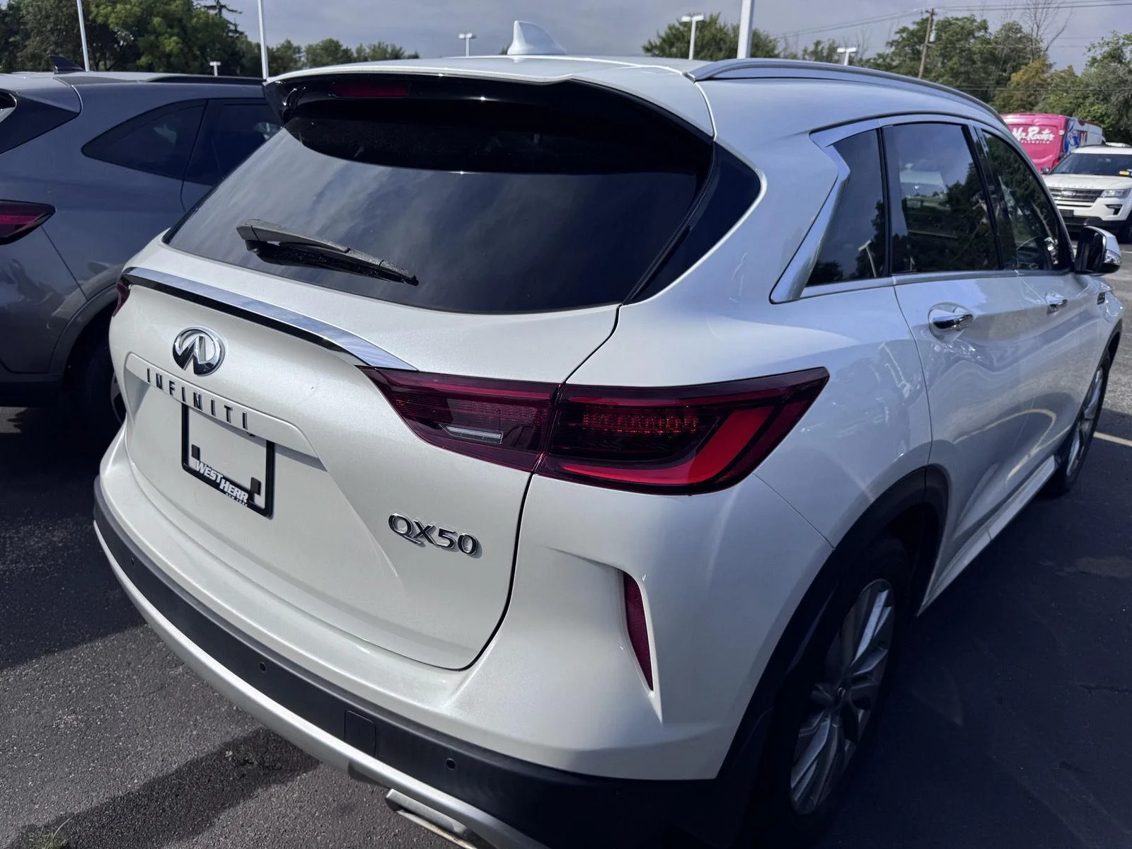 Used 2023 Radiant White INFINITI LUXE image 4
