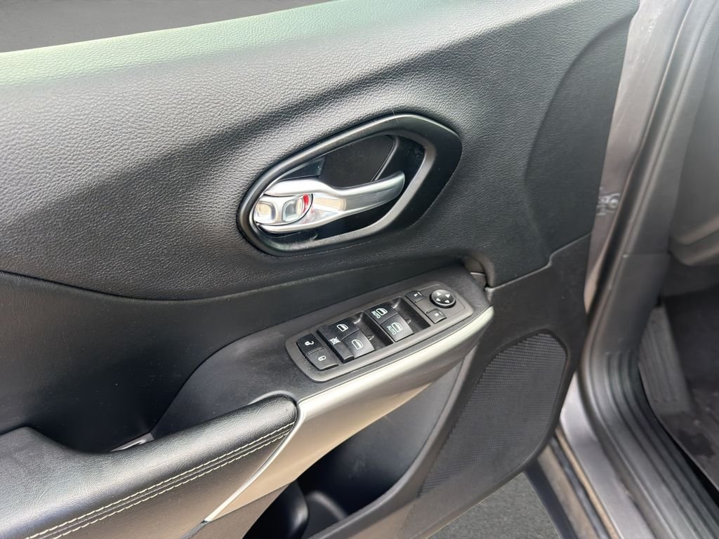 Used 2021 Gray Jeep Latitude Lux image 12