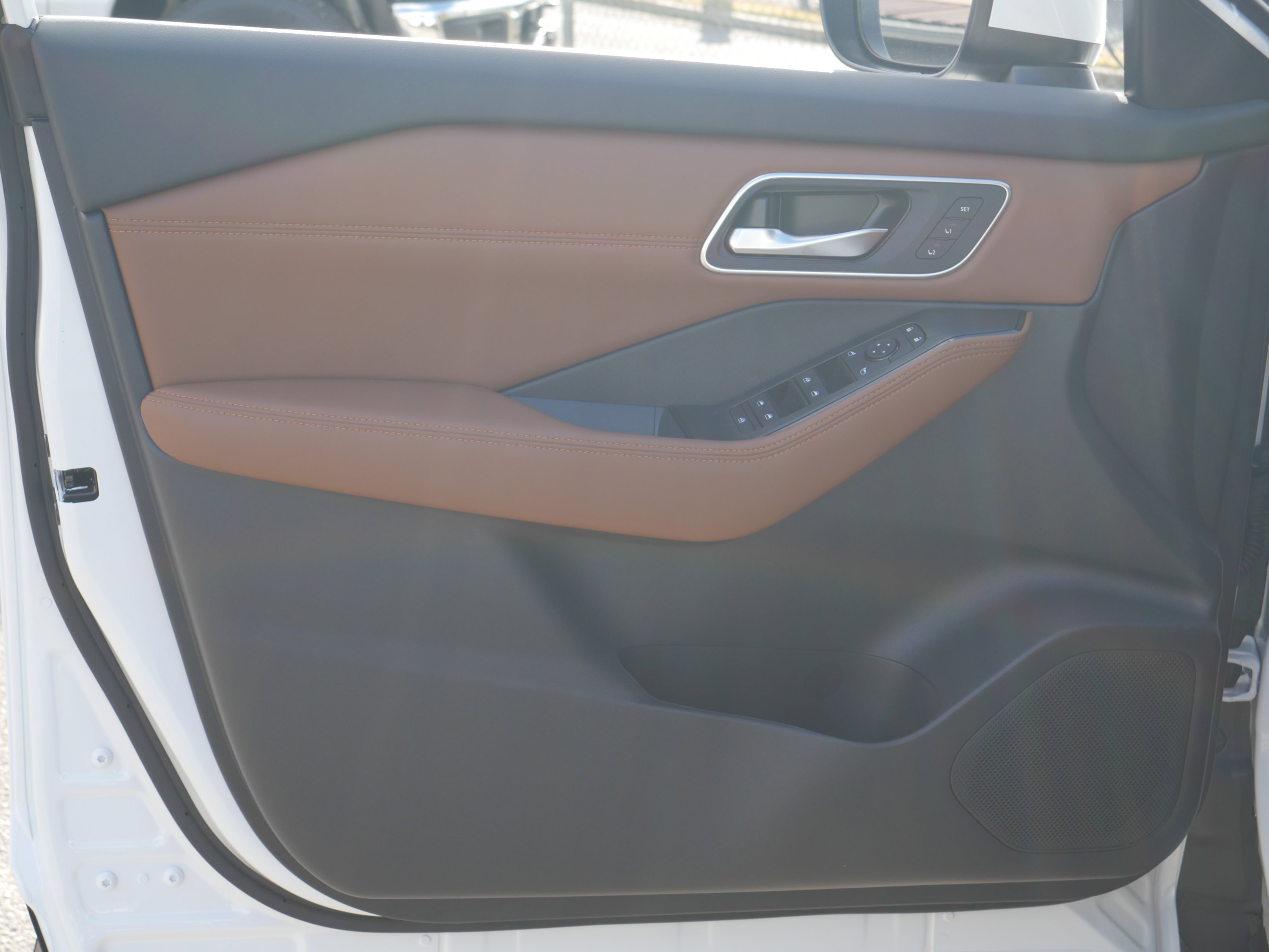 New 2026 Everest White Pearl TriCoat Nissan Platinum image 33