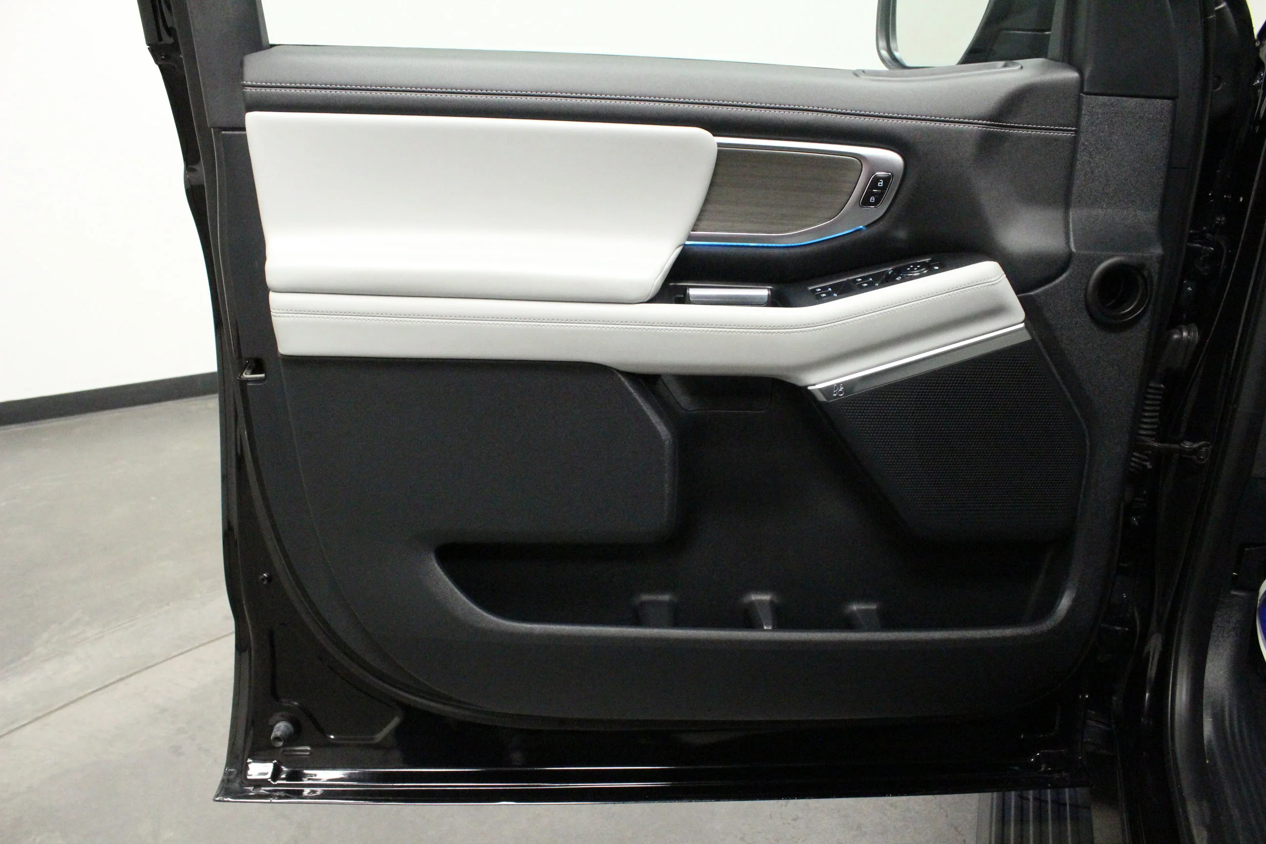 Used 2025 Black Metallic Ford Platinum image 22