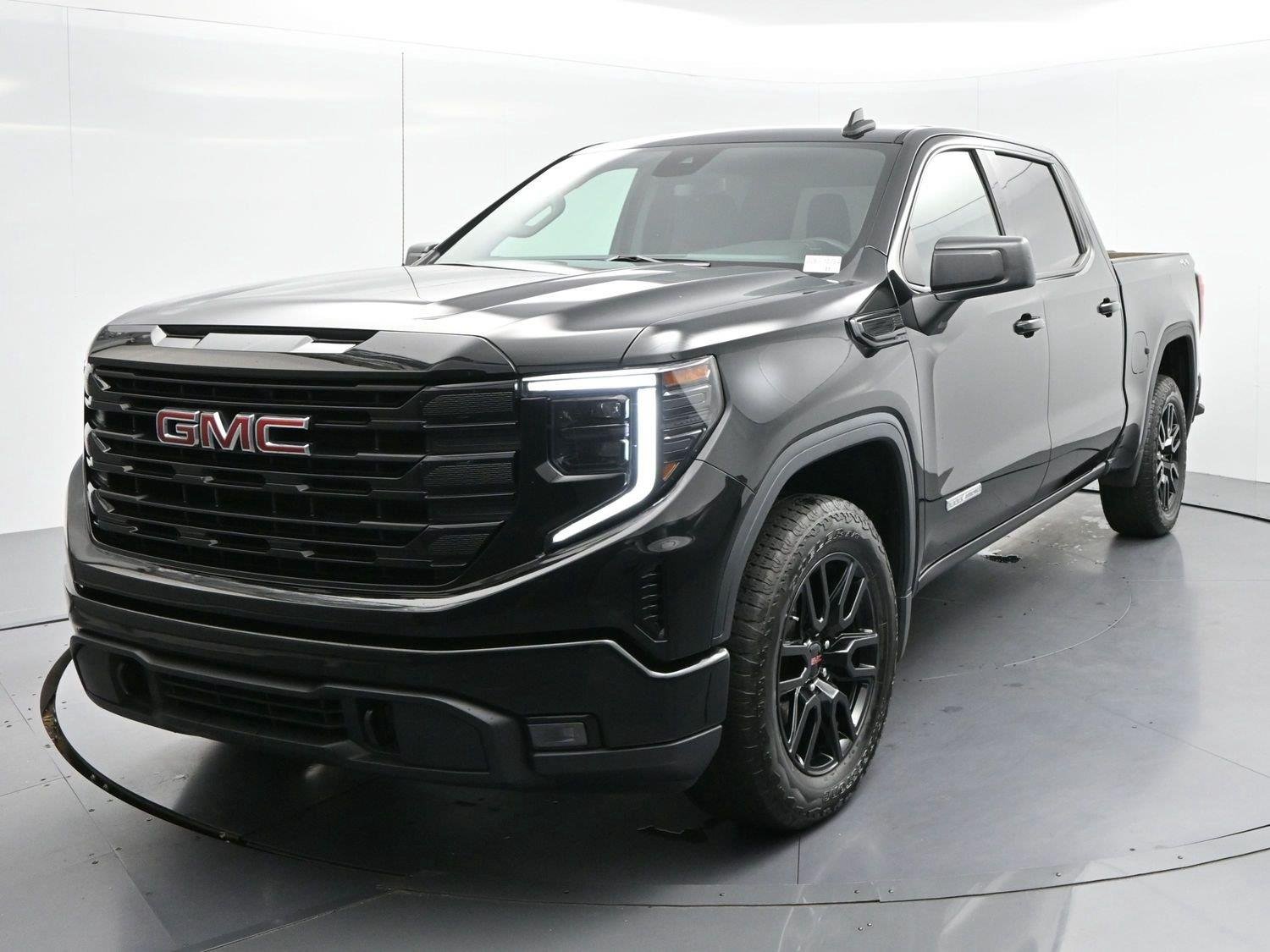 Used 2024 Onyx Black GMC Elevation image 3
