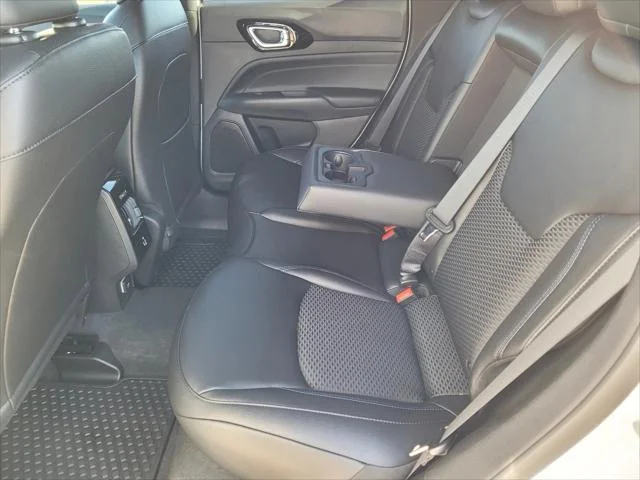 New 2026 Bright White Clearcoat Jeep Latitude image 11
