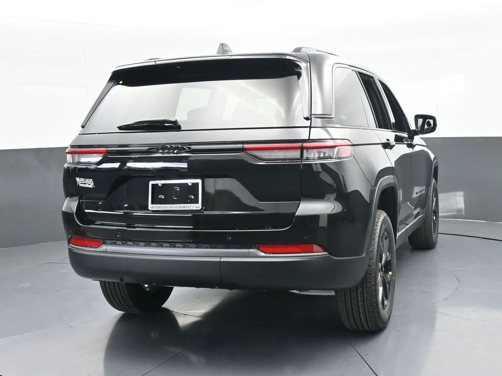 New 2026 Diamond Black Crystal Pearl-Coat Exterior Paint Jeep Altitude image 5