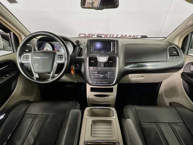 2013 Chrysler Town & Country Touring - Photo 22