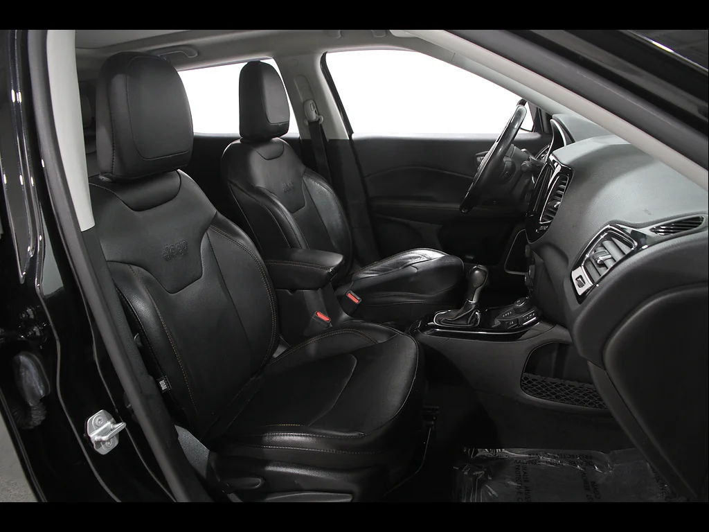 Used 2020 Diamond Black Crystal Pearl Coat Jeep Limited image 20