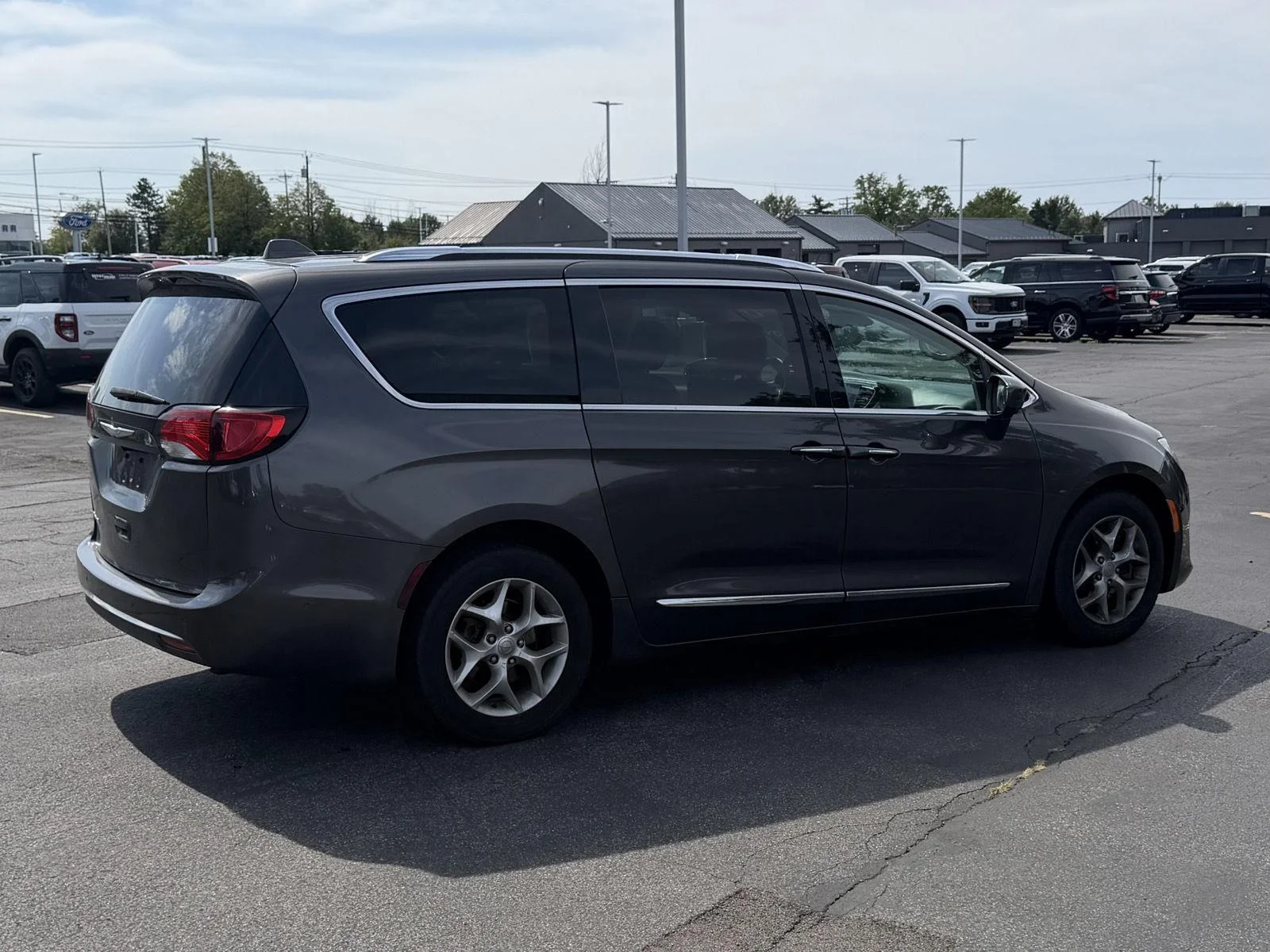 Used 2017 Granite Crystal Clearcoat Metallic Chrysler Touring-L Plus image 4