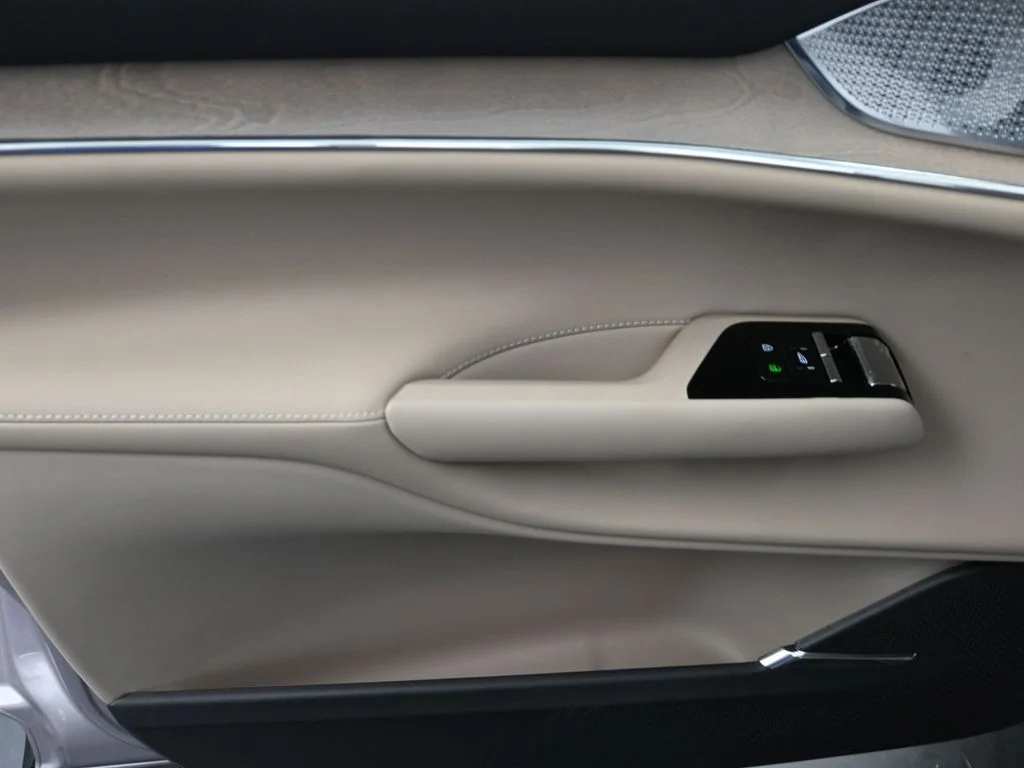 New 2026 Aurora Silver Volvo Ultra image 15