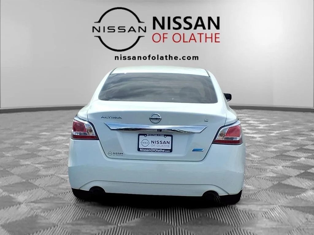 Used 2014 White Nissan 2.5 S image 23