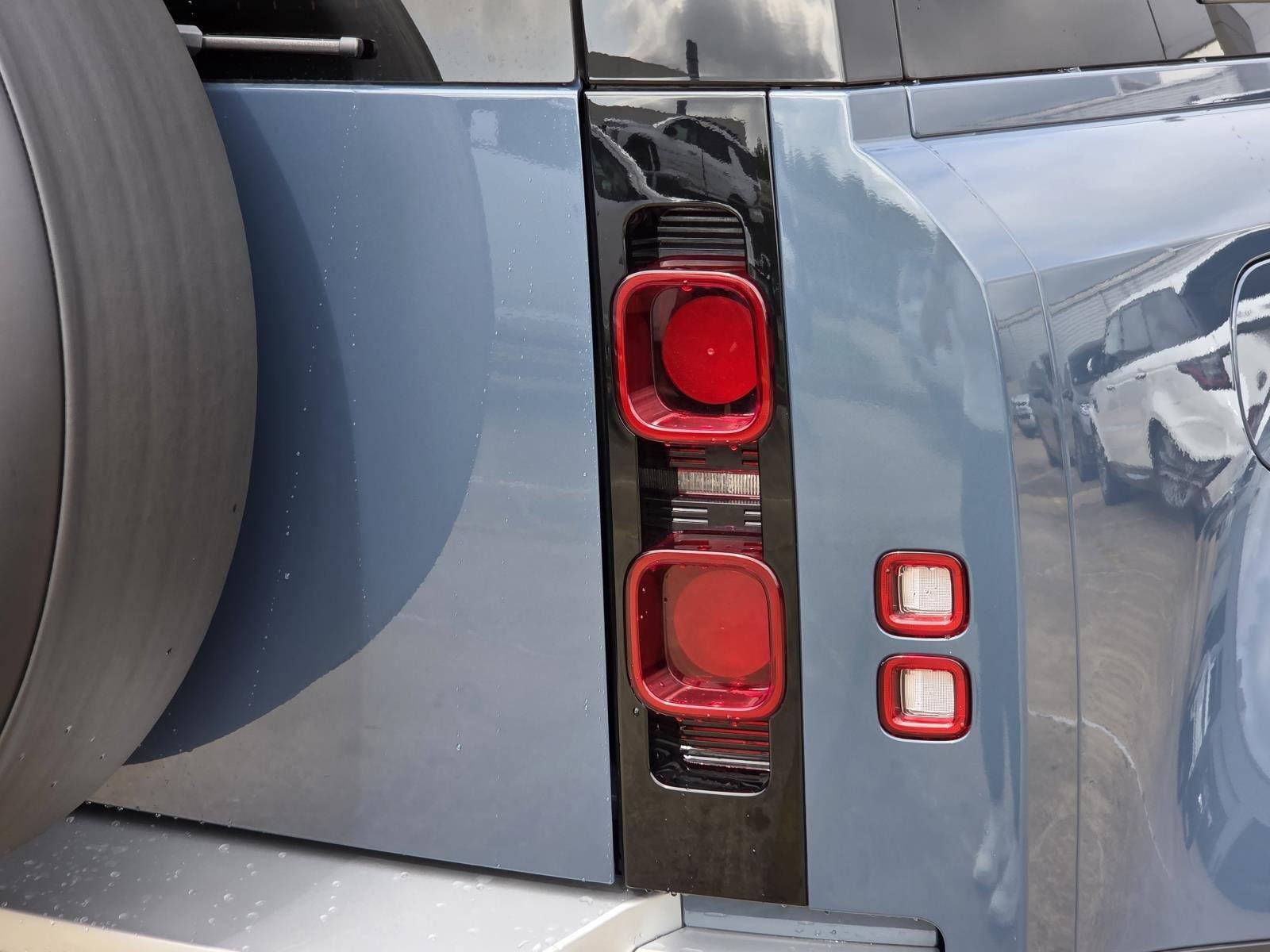 Used 2024 Tasman Blue Metallic Land Rover S image 9
