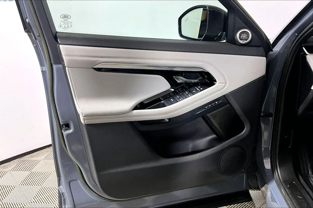 Used 2023 Nolita Grey Land Rover SE image 18