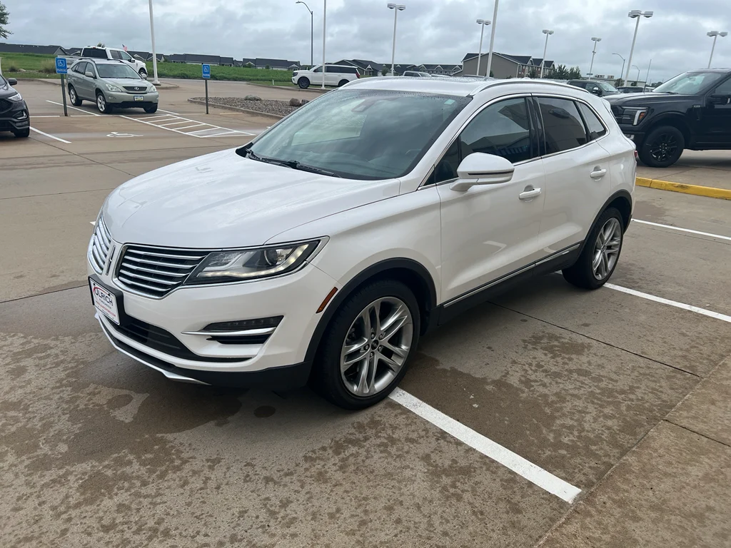 Used 2015 White Platinum Tri-Coat Metallic Lincoln Base image 4