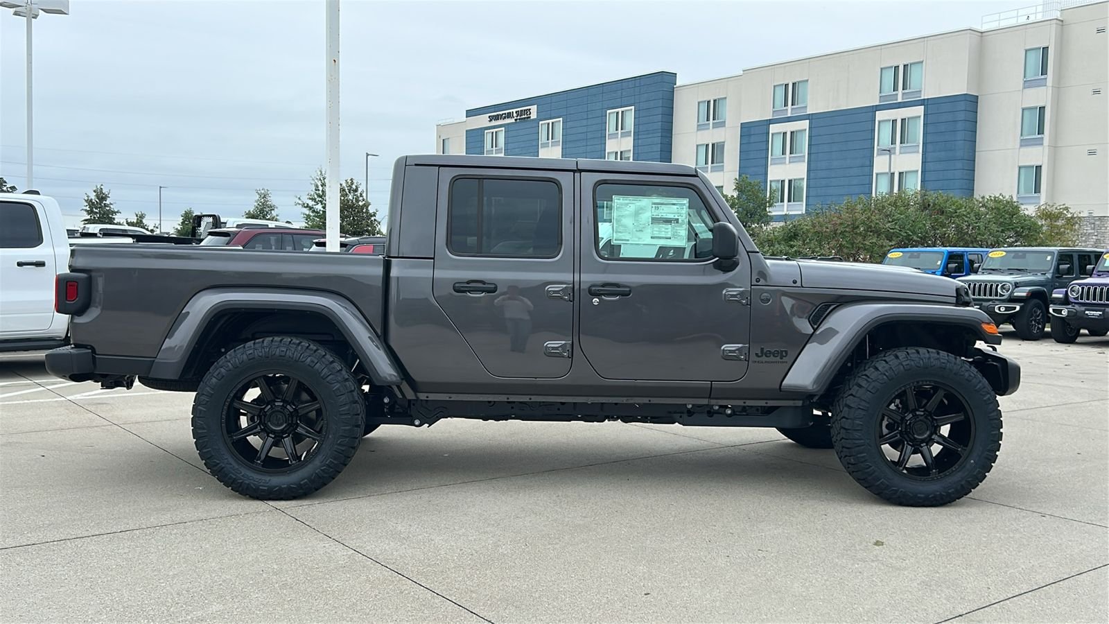 New 2026 Granite Crystal Metallic Clear-Coat Exterior Paint Jeep Sahara image 3