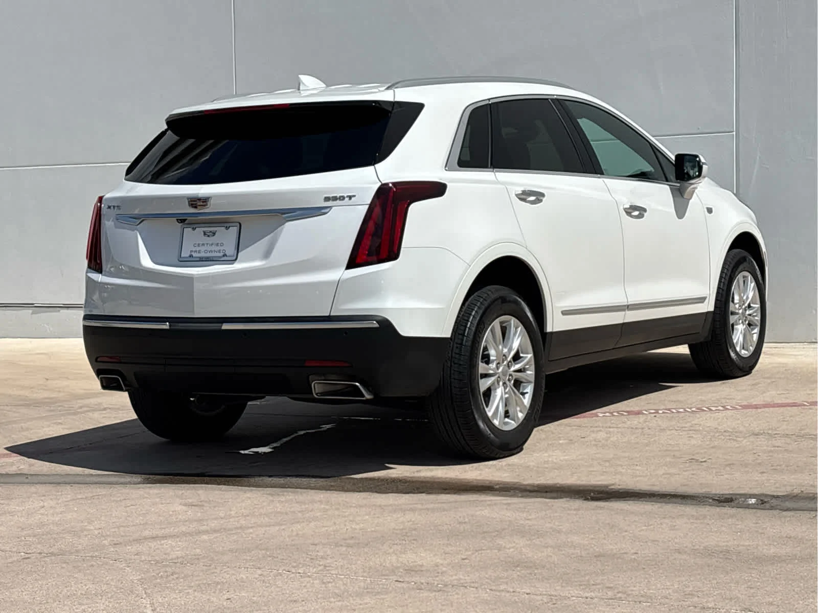 Used 2024 Crystal White Tricoat Cadillac Luxury image 4