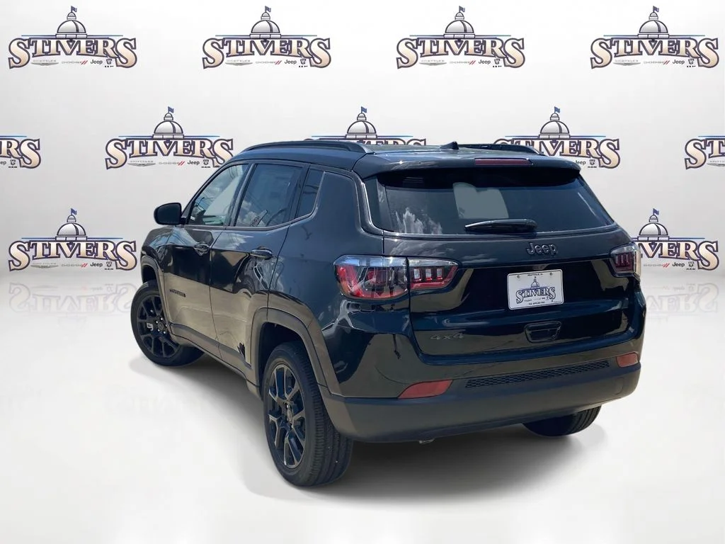 New 2026 Diamond Black Crystal Pearlcoat Jeep Latitude Altitude image 4