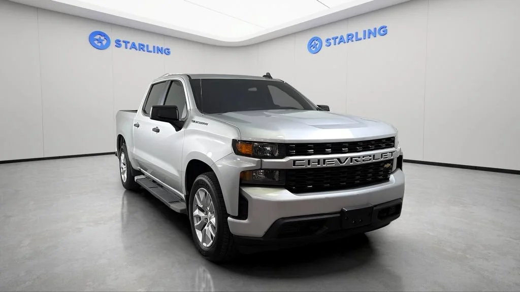 Used 2022 Silver Ice Metallic Chevrolet Custom image 15