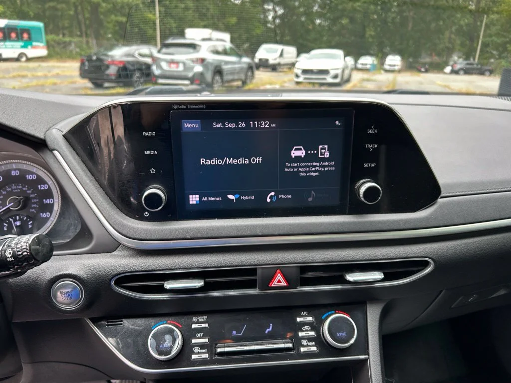 Used 2022 White Hyundai Blue image 19