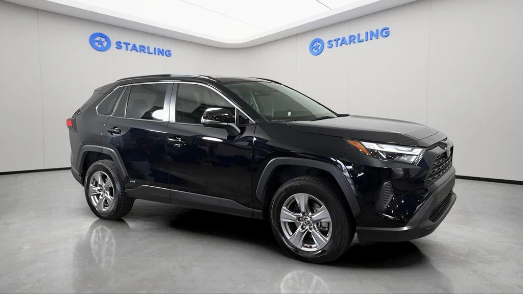 2025 Toyota RAV4 XLE - Photo 12