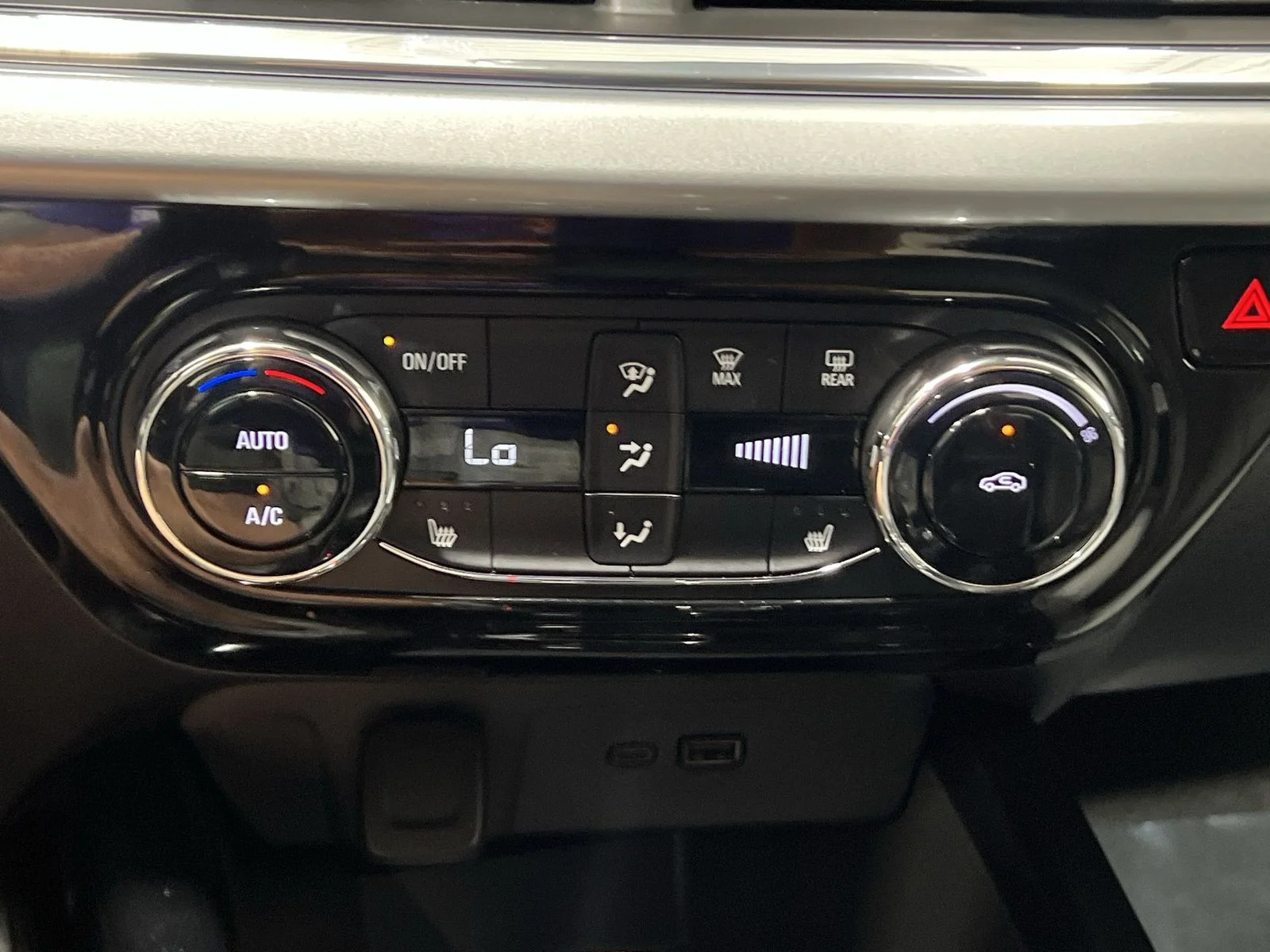 2025 Chevrolet Trax LT - Photo 18