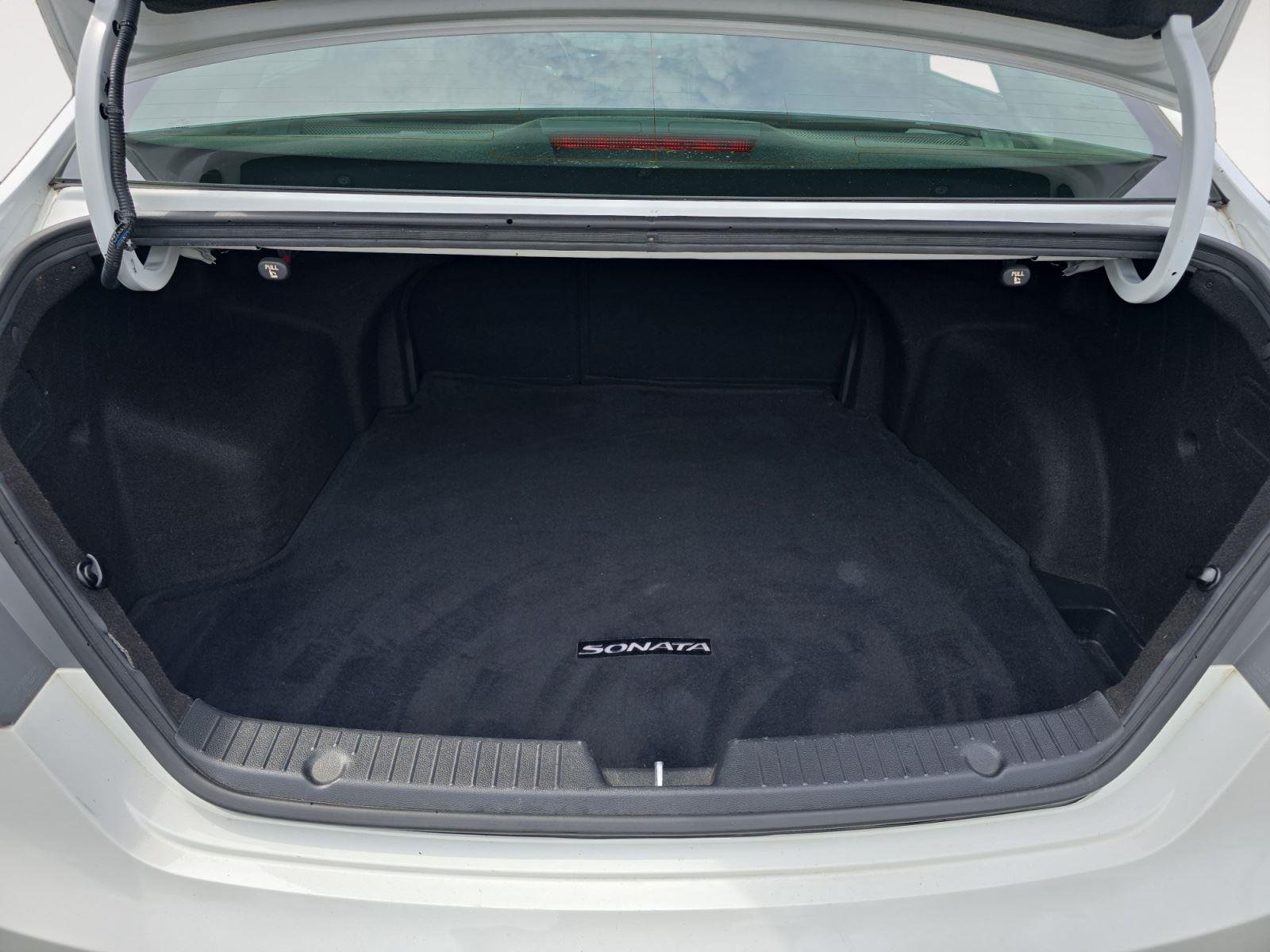 Used 2013 Shimmering White Hyundai SE image 13