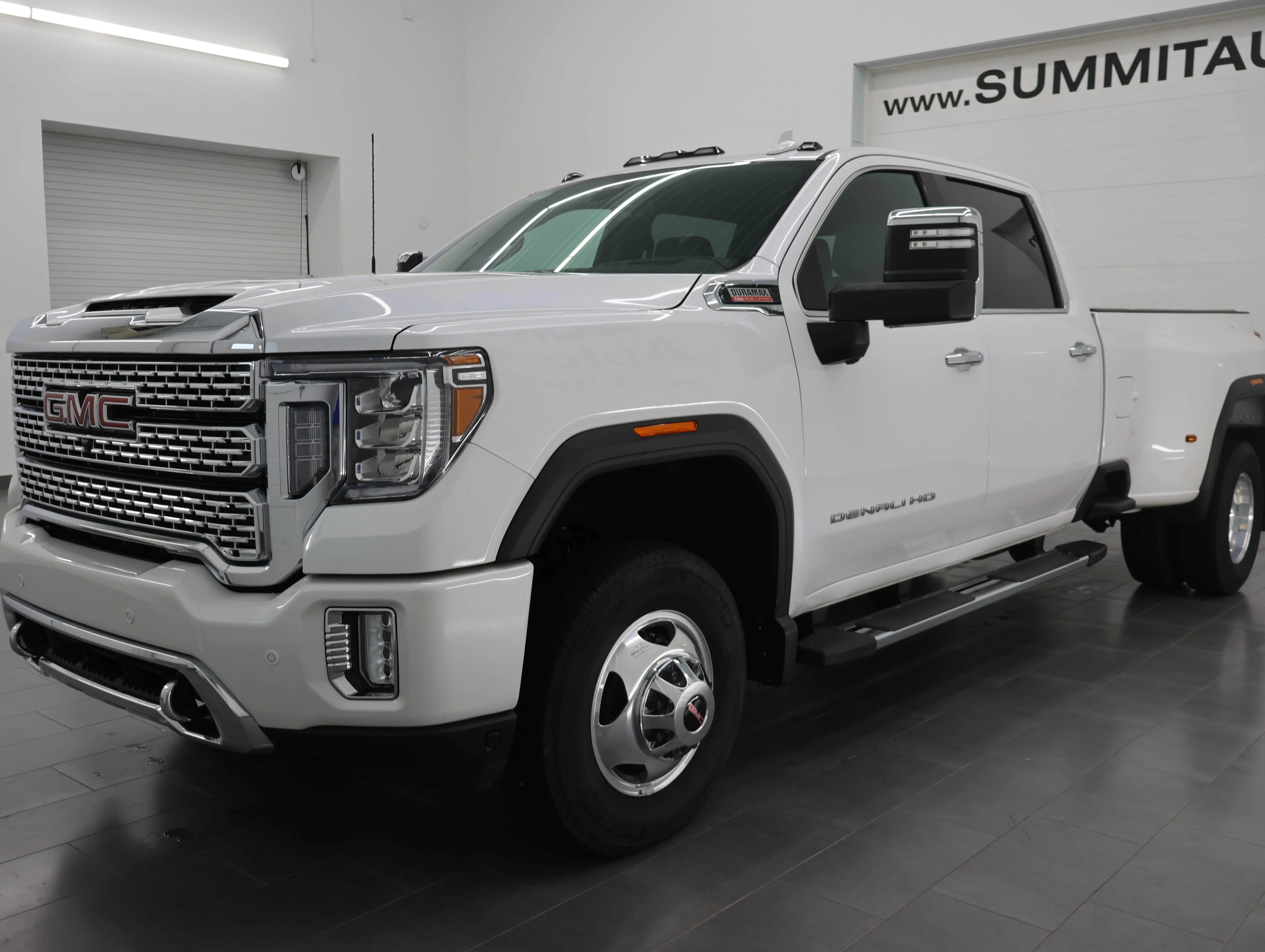 Used 2022 White Frost Tricoat GMC Denali image 7