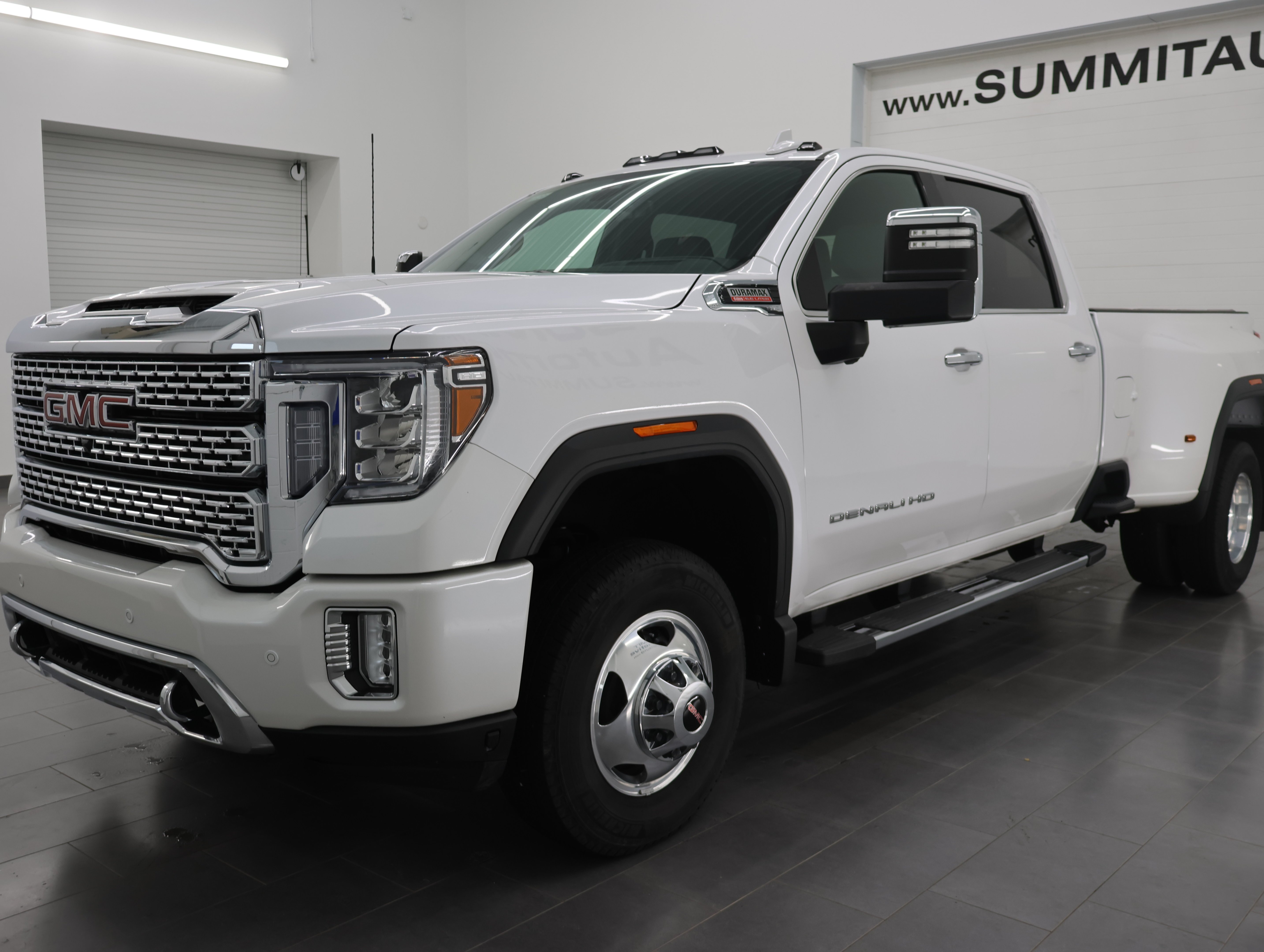 Used 2022 White Frost Tricoat GMC 4x4 Crew Cab Denali DRW: CREW-LONG-DRW-DENALI ULTIMATE-NAV-MOON-360 CAM-DIESEL-1 OWNER image 7