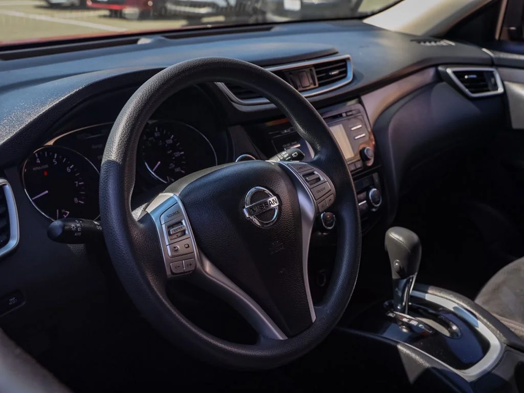 Used 2015 Red Nissan SV image 13