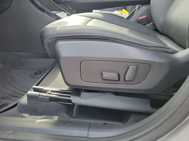 Used 2025 Silver BMW xDrive28i image 17