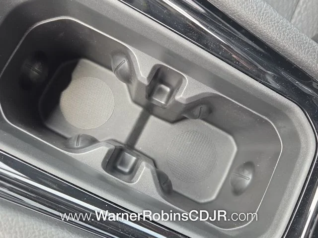 New 2026 Diamond Black Crystal Pearl-Coat Exterior Paint Jeep Latitude image 22
