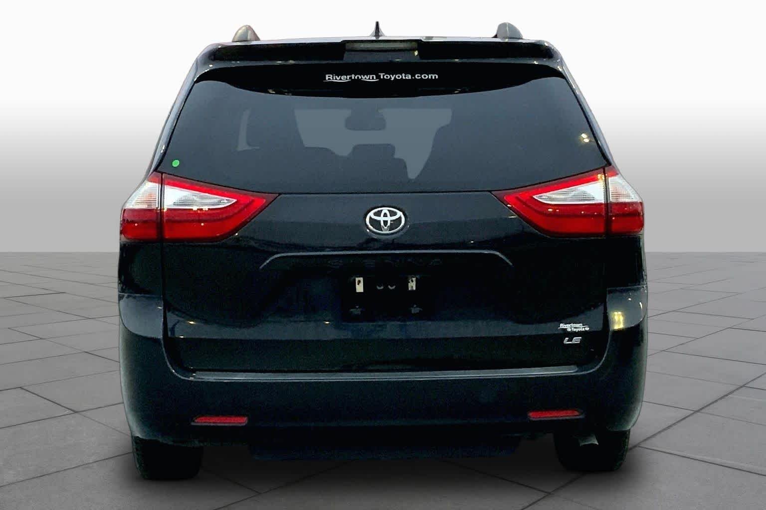 Used 2018 Midnight Black Metallic Toyota LE Auto Access Seat image 5