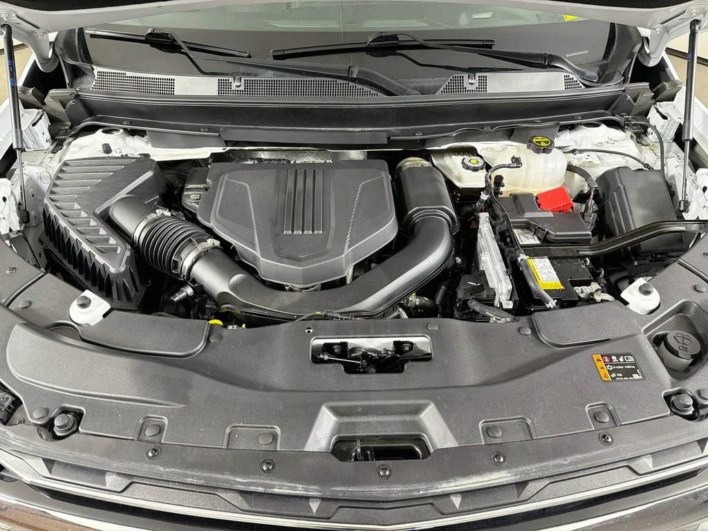 Used 2025 Summit White Chevrolet LT image 28