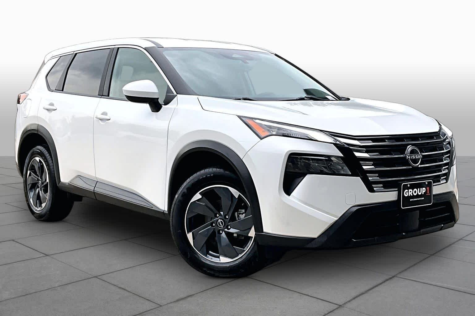 Used 2024 Everest White Pearl Nissan SV image 3