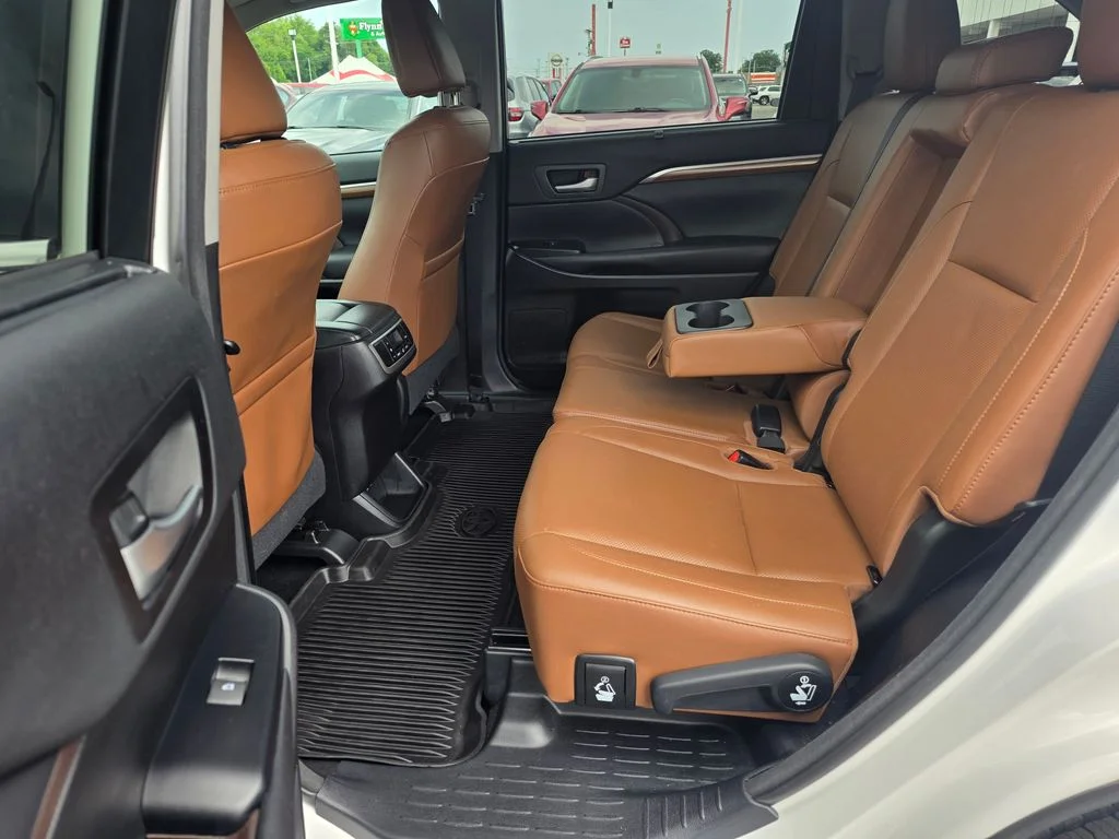 Used 2017 Blizzard Pearl Toyota Limited image 13