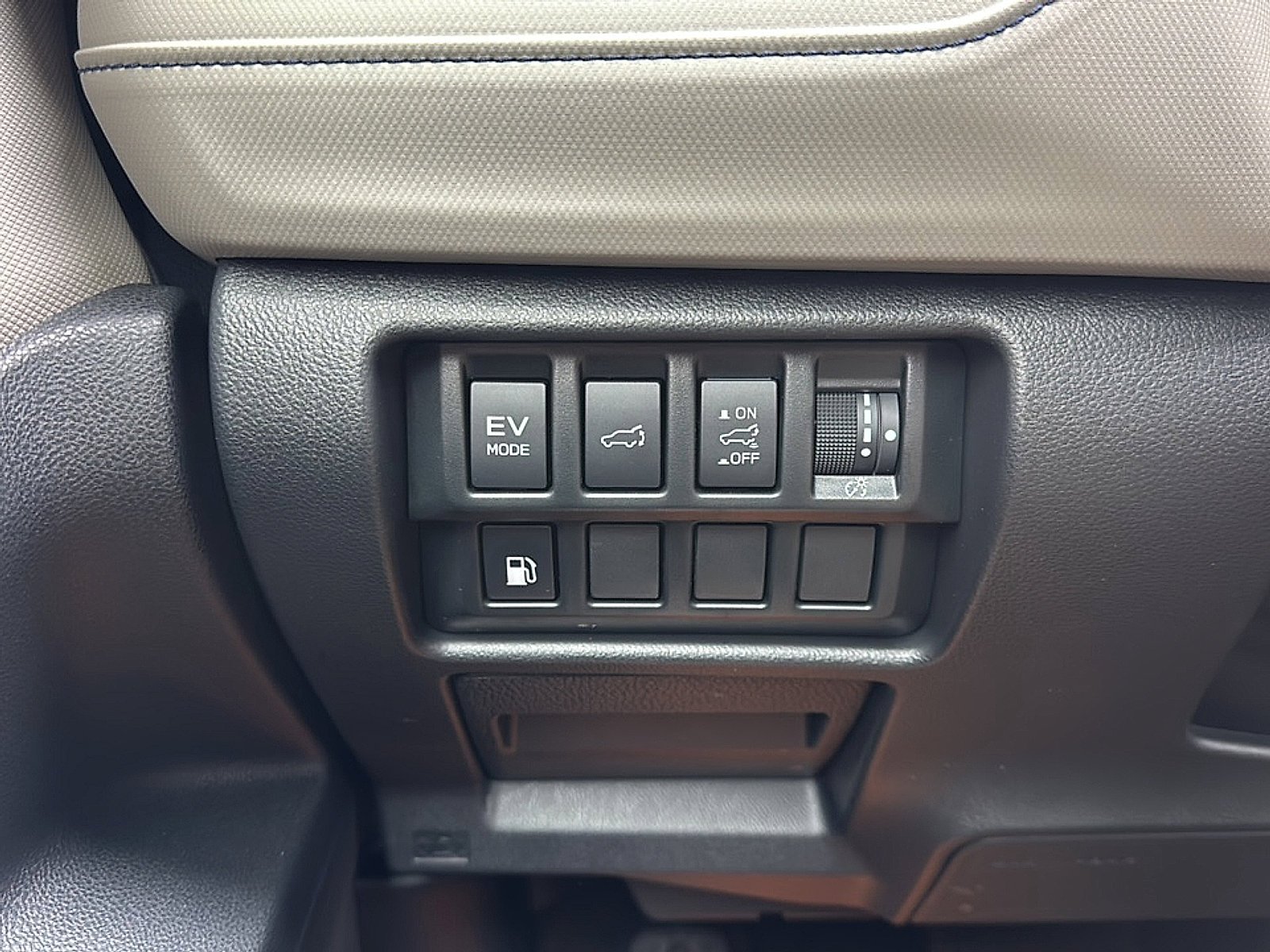 Used 2025 Crystal White Pearl Subaru Limited Hybrid image 31