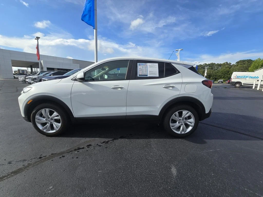 Used 2024 Summit White Buick Preferred image 4
