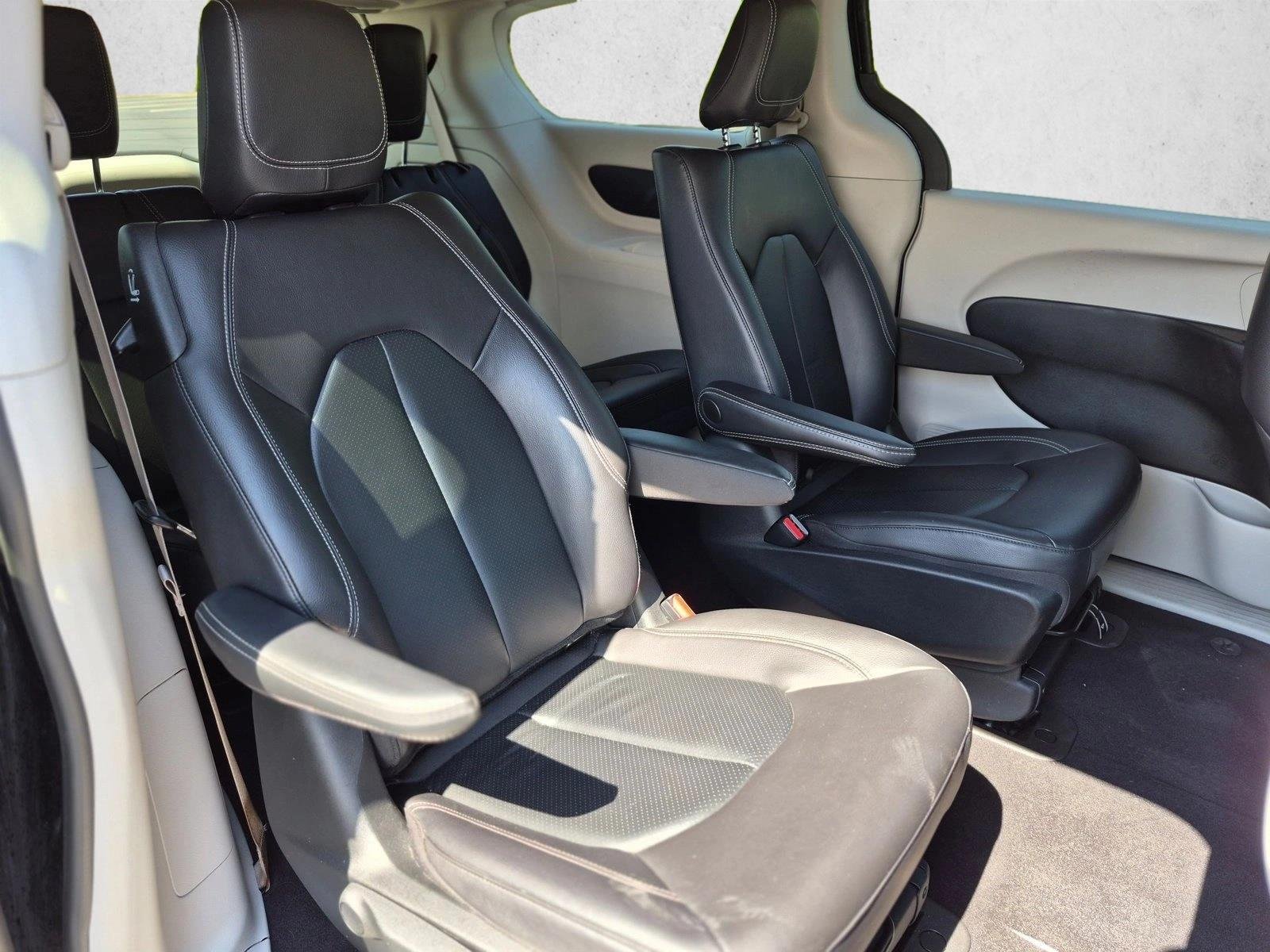 Used 2022 Brilliant Black Crystal Pearlcoat Chrysler Hybrid Touring L image 20