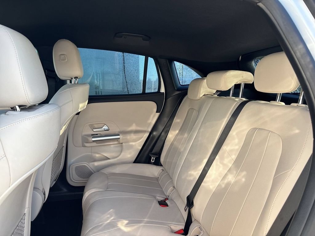 Used 2025  Mercedes-Benz GLA 250 image 14